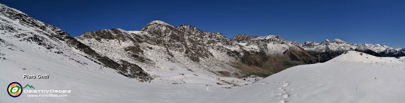 28 Seguendo profondi affondi nella neve in discesa verso il vallone di risalita alla Forcella Rossa sul sent. 101.jpg